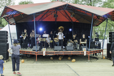 844932 Afbeelding van een optreden van het Catching Cultures Orchestra in een muziektent op de NPD-strook aan de ...